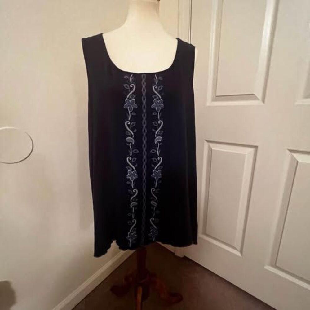 2X size 20/22 French Laundry Embroidered front pit-pit=23” length=26”-28” C3001